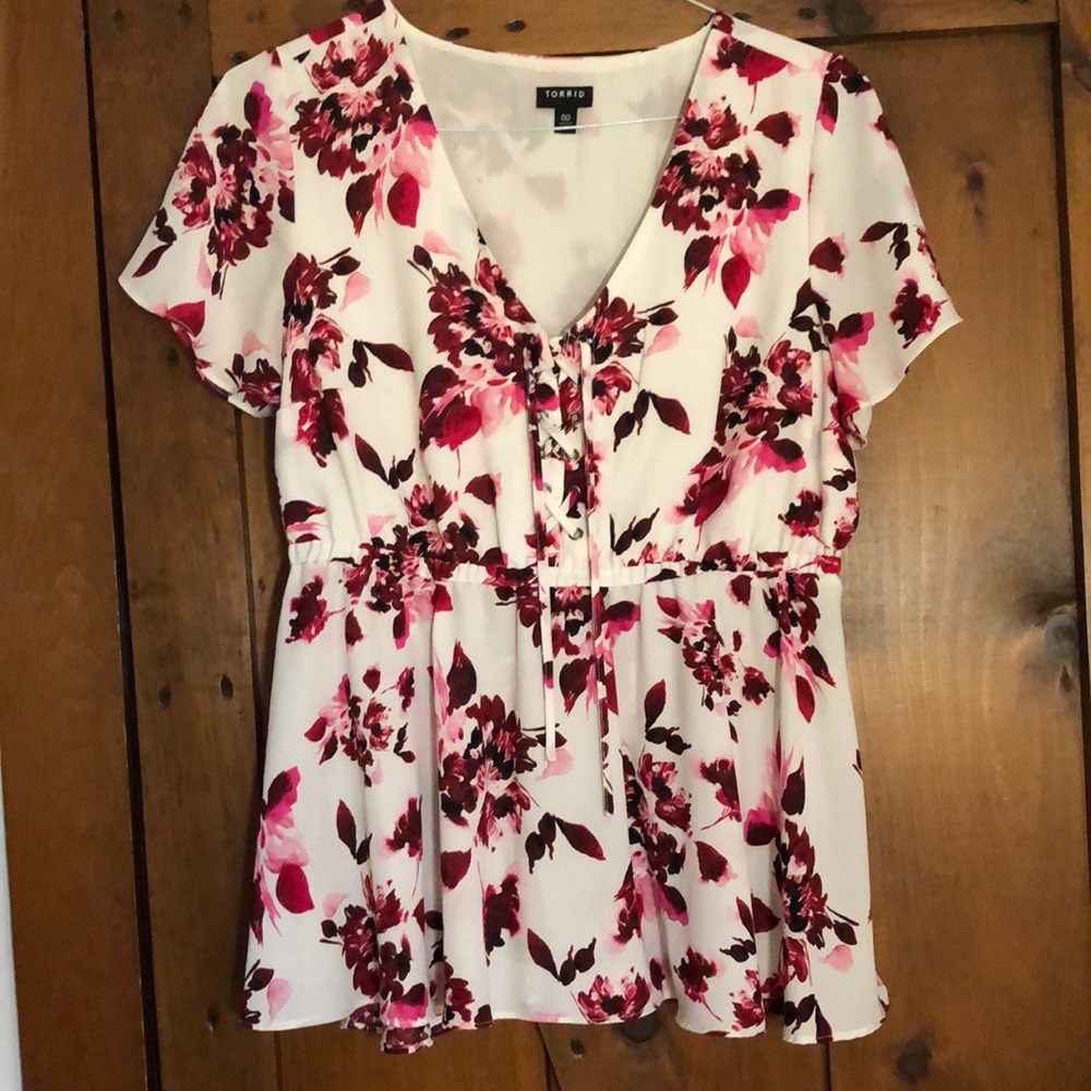Gorgeous torrid 00 top has elastic mid way down flounce sleeves and tie up